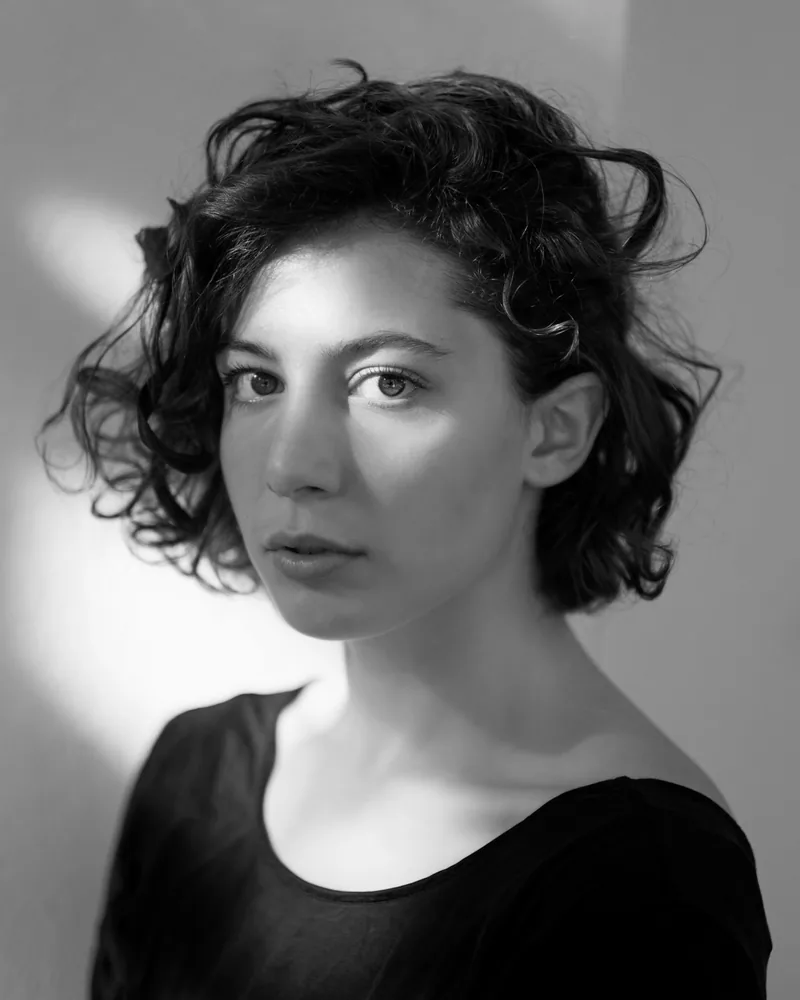 Retrato de Marina no salão.