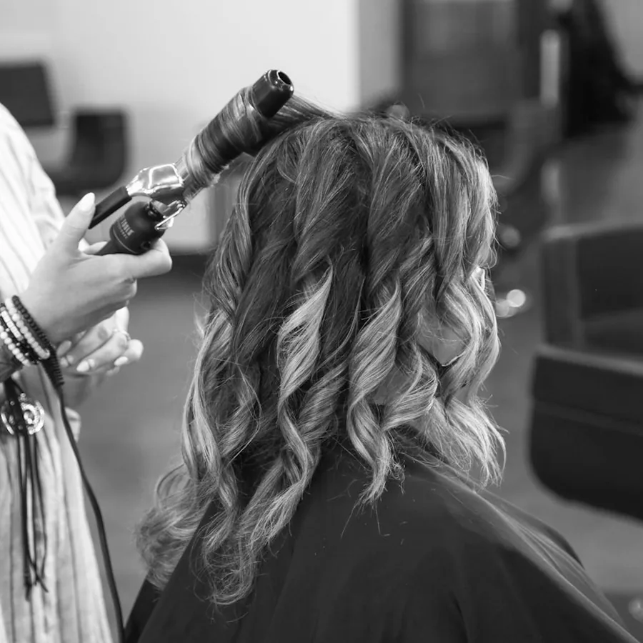 Profissional finalizando ondas com modelador.