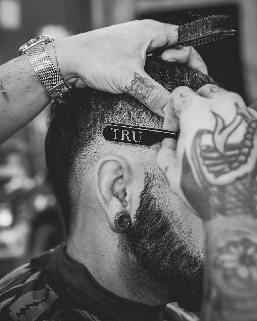 Acabamento de corte masculino na nuca com navalha.
